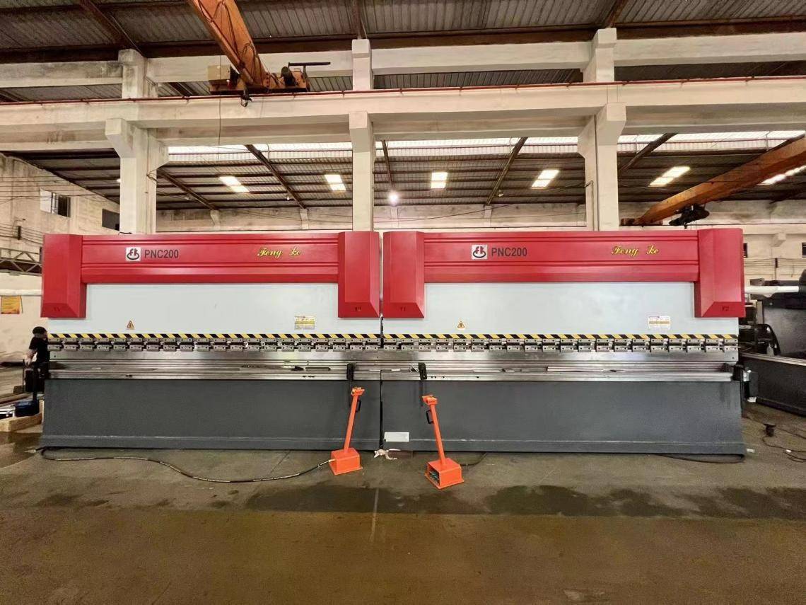 實現(xiàn)1+1＞2，豐科機械創(chuàng)新推出高效的雙機聯(lián)動折彎機 ? 